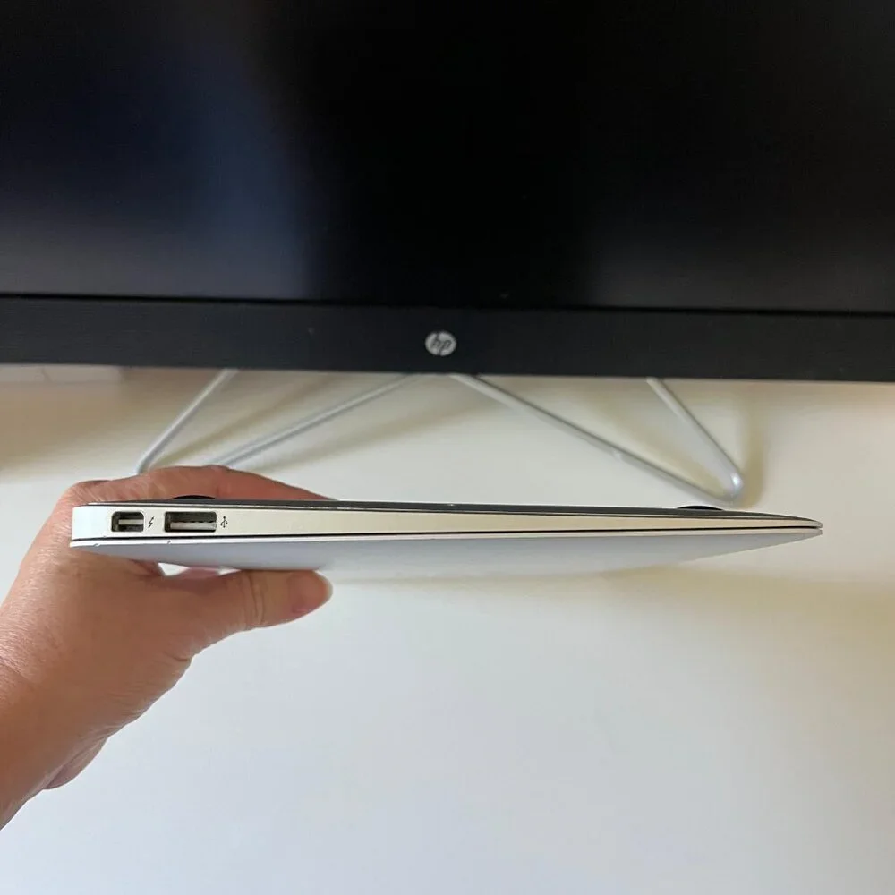 Apple MacBook Air (11-inch, Mid 2012) 1.7 GHz Intel Core i5 4 GV Laptop Silver